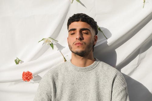 有关人, 布, 白色纺织品的免费素材图片