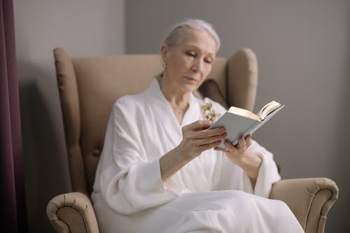 有关單人沙發, 坐下, 女人的免费素材图片