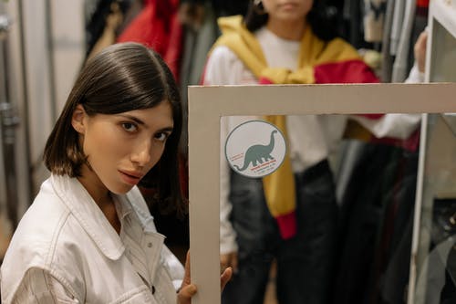 白色纽扣衬衫的女人 · 免费素材图片