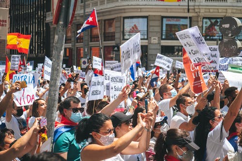 有关人群, 口罩, 古巴国旗的免费素材图片