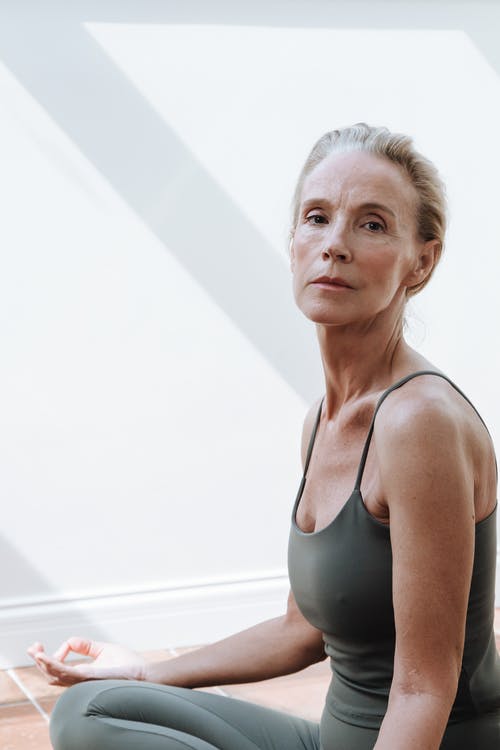 有关坐, 垂直拍摄, 女人的免费素材图片