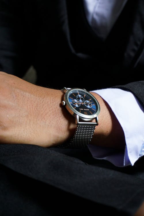 有关Analog Watch 美國手錶品牌, 垂直拍摄, 手腕的免费素材图片