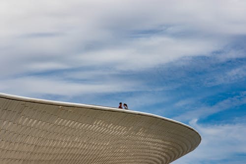建筑物顶上的两个人 · 免费素材图片