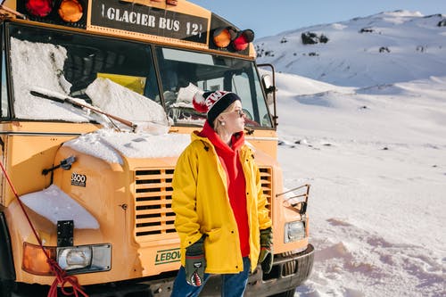 有关（頂部有小羊毛球的）羊毛帽子, 公車, 大雪覆盖的地面的免费素材图片