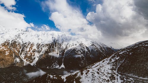 有关多雲的, 大雪覆盖, 山峰的免费素材图片