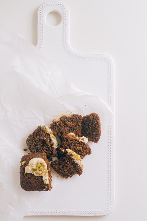 白色塑料袋上的巧克力饼干 · 免费素材图片