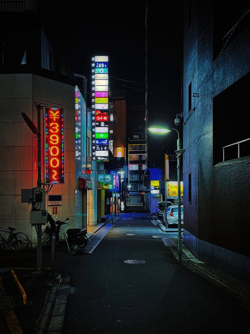 有关垂直拍摄, 巷弄, 建築的免费素材图片