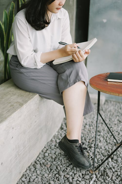 有关双腿交叉, 垂直拍摄, 女人的免费素材图片