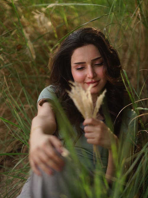 有关咖啡色頭髮的女人, 女性, 微笑的免费素材图片