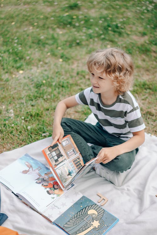 有关兒童, 圖書, 坐下的免费素材图片