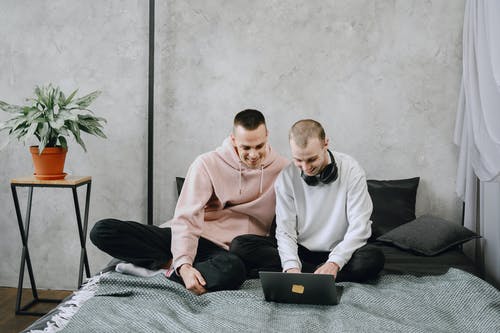 有关交叉的双腿, 坐下, 夾克的免费素材图片