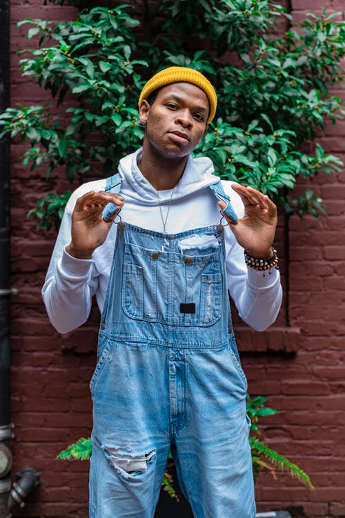 有关（頂部有小羊毛球的）羊毛帽子, 人, 凝視的免费素材图片