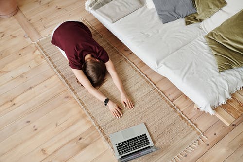 男孩躺在床上使用macbook · 免费素材图片