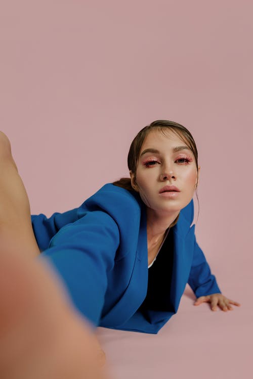 有关垂直拍摄, 女人, 工作室拍摄的免费素材图片