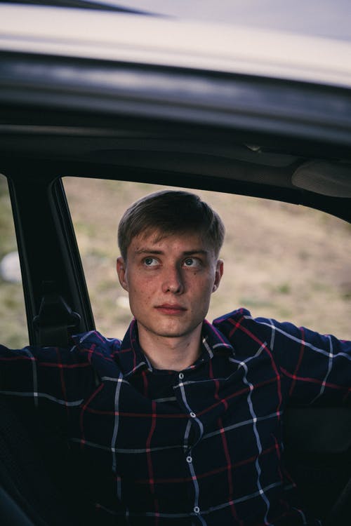 有关人, 向上看, 坐的免费素材图片