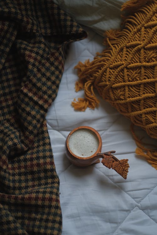 有关喝, 平躺, 床的免费素材图片