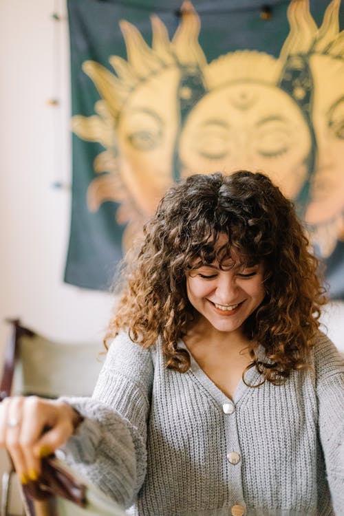 有关坐, 垂直拍摄, 女人的免费素材图片