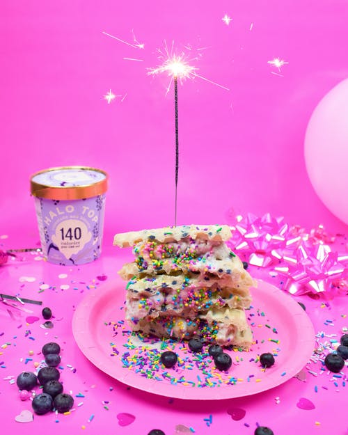 粉红色的塑料盘子上的甜点 · 免费素材图片