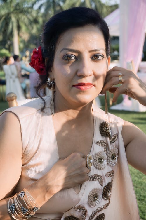 有关嚴肅, 垂直拍摄, 女人的免费素材图片