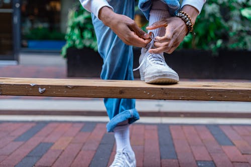 有关手, 打領帶, 木椅的免费素材图片