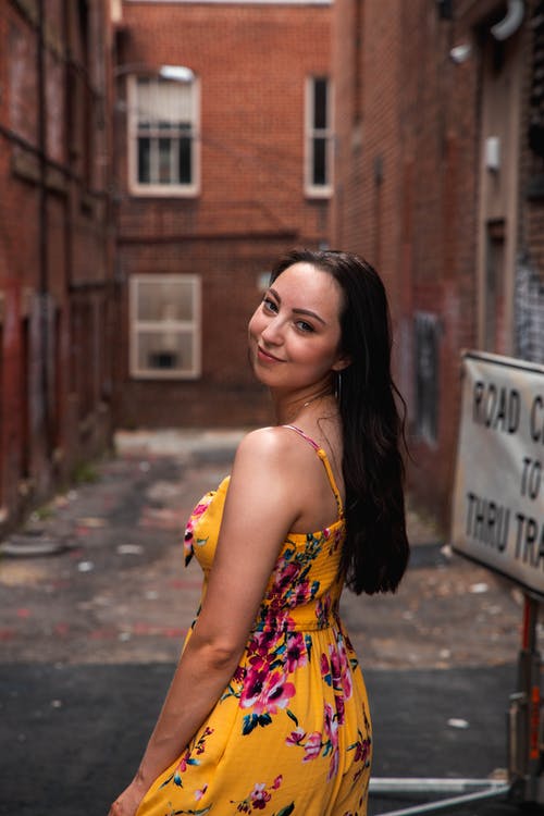 有关人, 咖啡色頭髮的女人, 垂直拍摄的免费素材图片