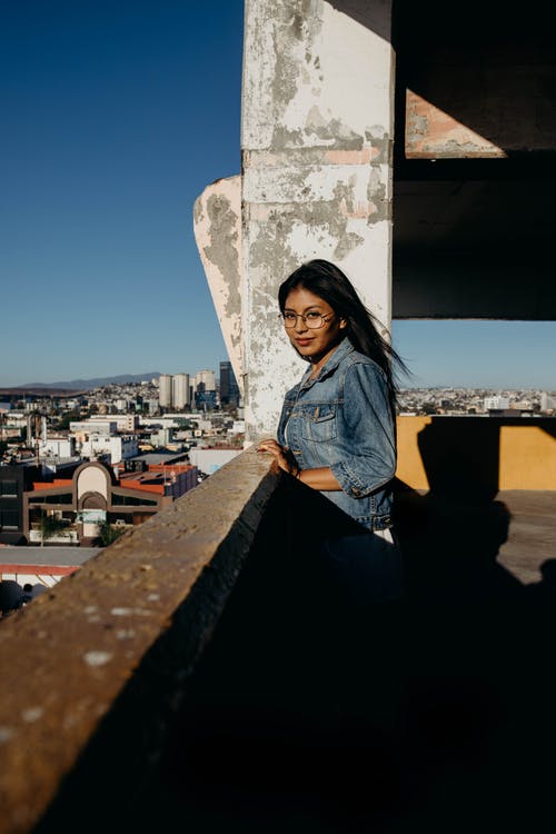 有关倚, 垂直拍摄, 女人的免费素材图片