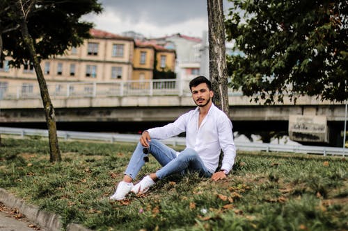 有关人, 坐, 年輕的免费素材图片