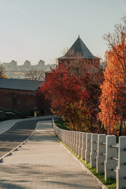 有关下坡, 下落, 人行道的免费素材图片