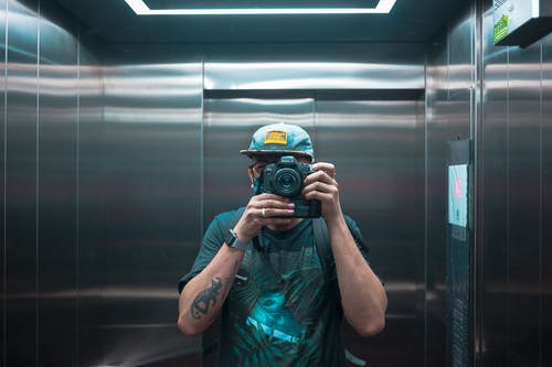 有关3C用品, 人, 反射的免费素材图片