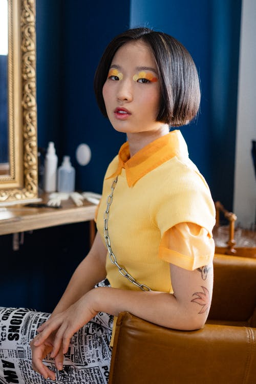 有关內容, 坐, 垂直拍摄的免费素材图片