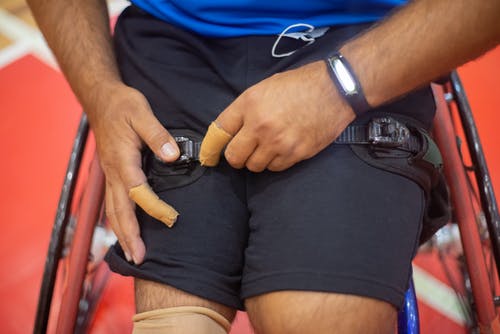 有关坐, 特写, 輪椅的免费素材图片