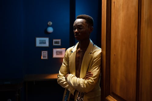 有关亮妆, 人, 双臂交叉的免费素材图片