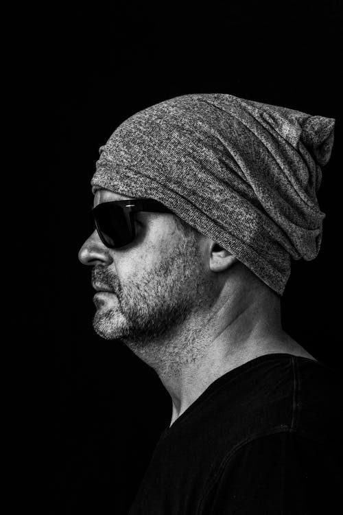 有关（頂部有小羊毛球的）羊毛帽子, 人, 單色的免费素材图片