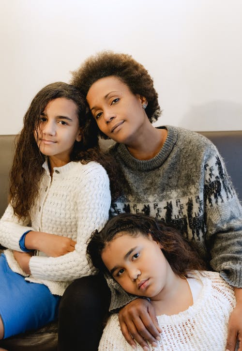 在白色毛衣的女孩旁边的白色针织毛衣的女人 · 免费素材图片