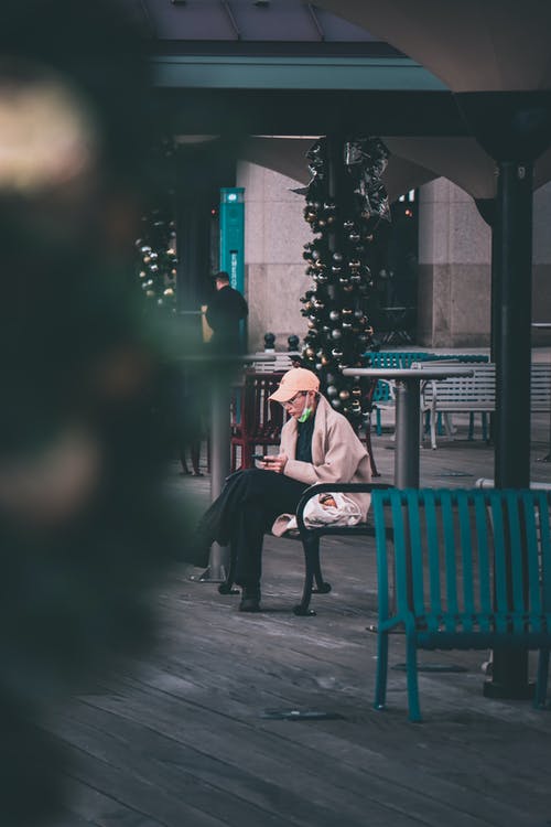 有关交叉的双腿, 人, 回覆的免费素材图片