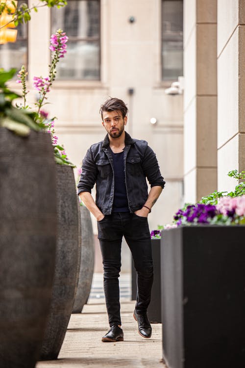 有关人, 双手插在口袋里, 垂直拍摄的免费素材图片