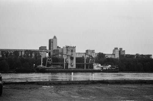 有关單色, 河, 灰階的免费素材图片