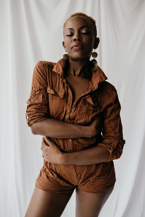 棕色纽扣衬衫站在白色的窗帘附近的男人 · 免费素材图片