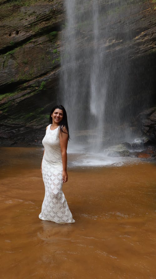 有关垂直拍摄, 女人, 岩石形成的免费素材图片