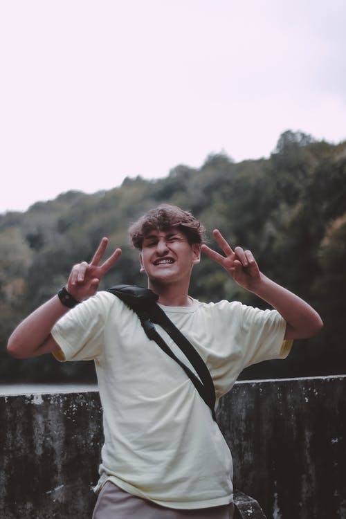 有关人, 和平標誌, 垂直拍摄的免费素材图片