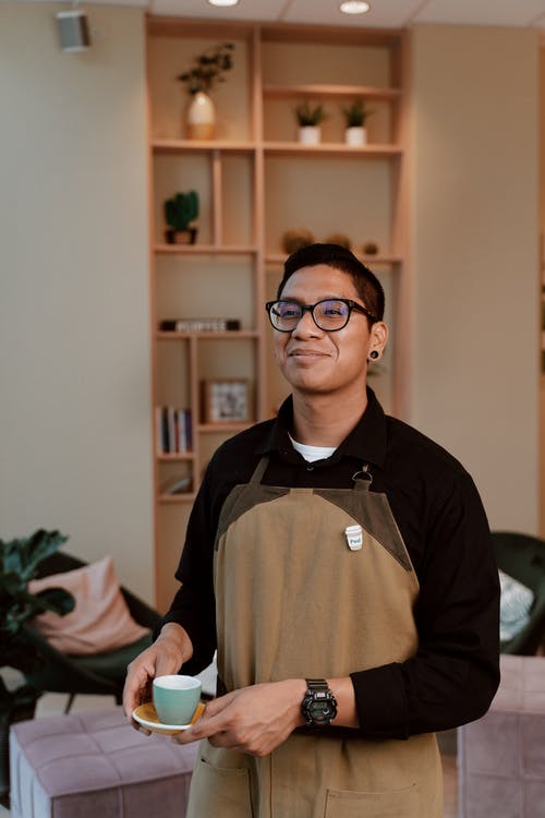 黑色和棕色的长袖衬衫，戴着黑色镜框眼镜的男人 · 免费素材图片