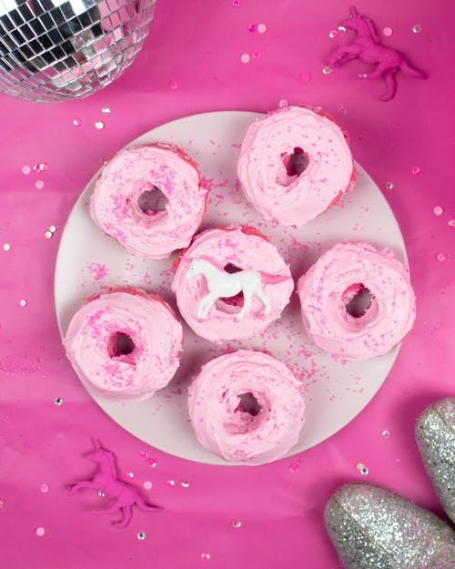六个粉红甜甜圈 · 免费素材图片