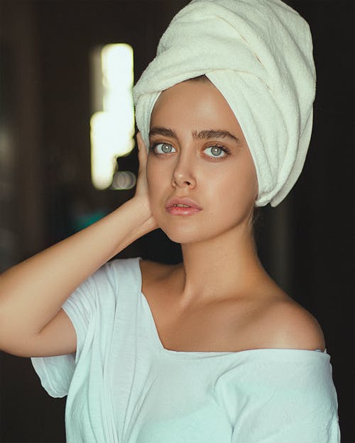 有关垂直拍摄, 女人, 模糊的背景的免费素材图片