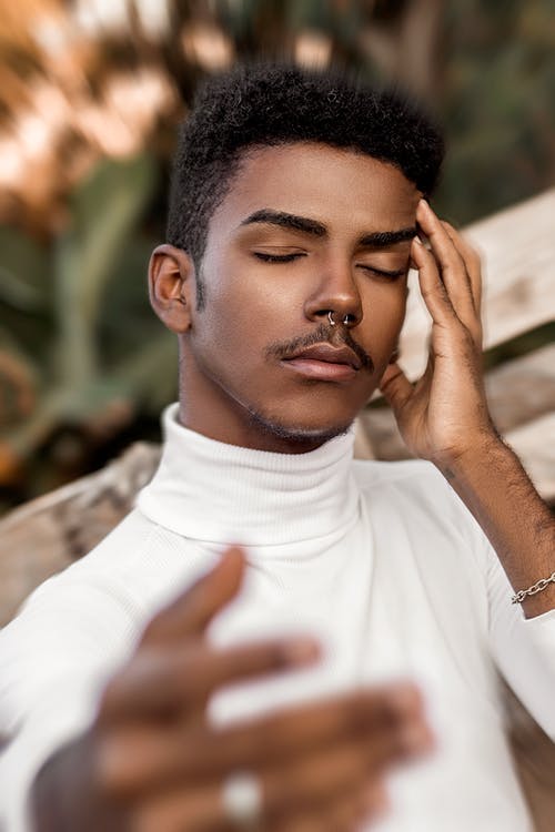 乌龟领口衬衫的男人 · 免费素材图片