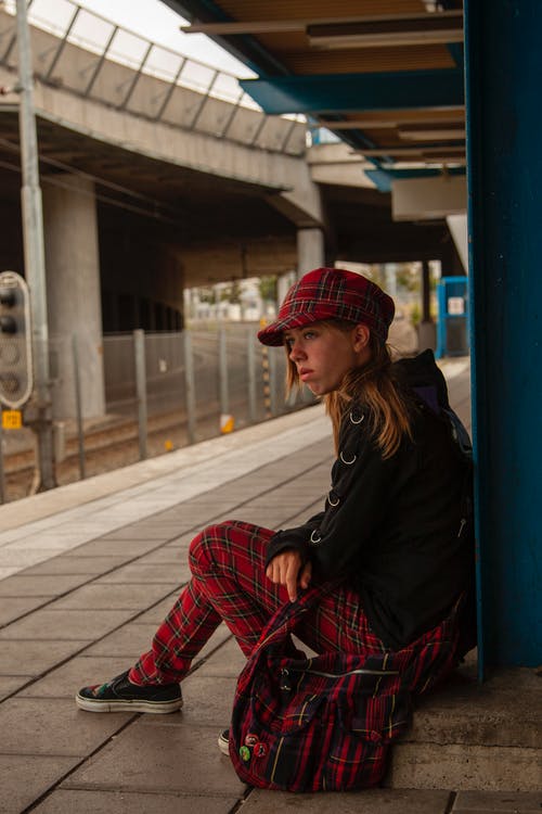 有关坐, 垂直拍摄, 女人的免费素材图片