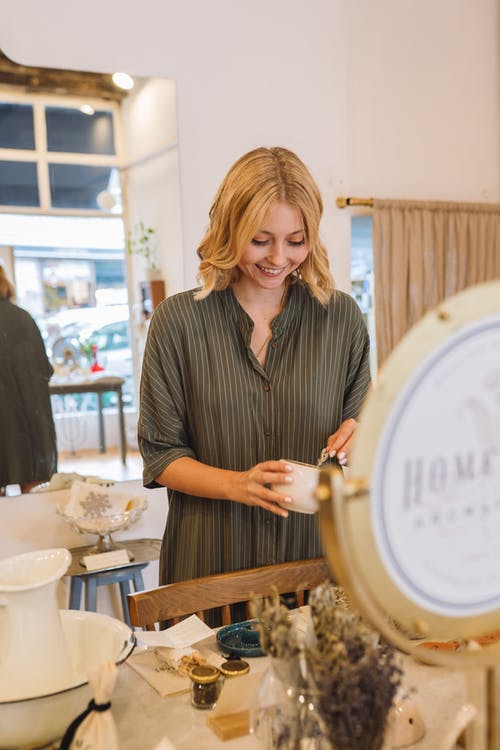 有关垂直的, 女人, 室內的免费素材图片