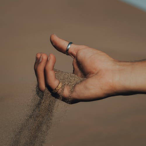 有关戒指, 握住, 沙漠的免费素材图片