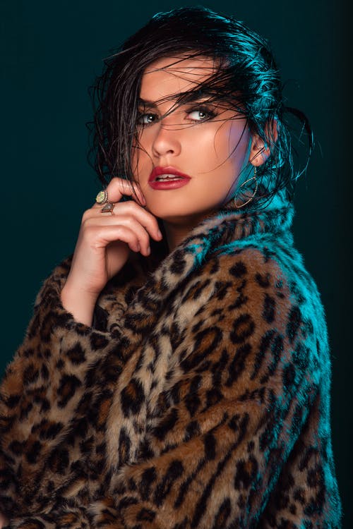 有关动物印花, 垂直拍摄, 女人的免费素材图片