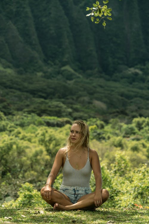 有关侧身看, 坐, 女人的免费素材图片