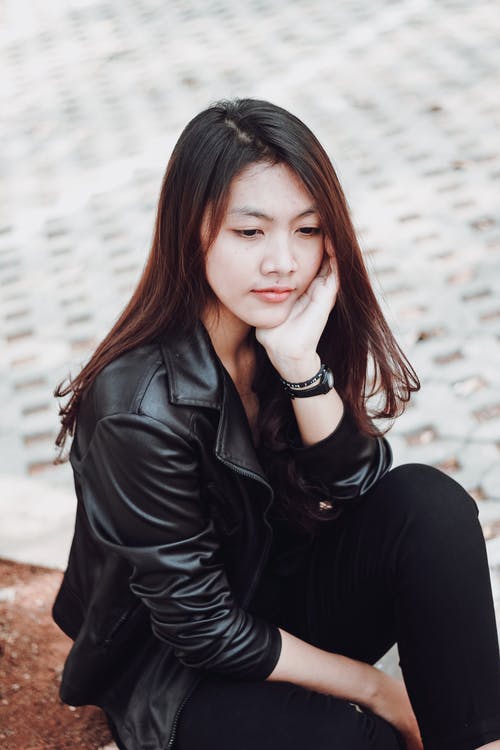 有关咖啡色頭髮的女人, 地面, 坐的免费素材图片